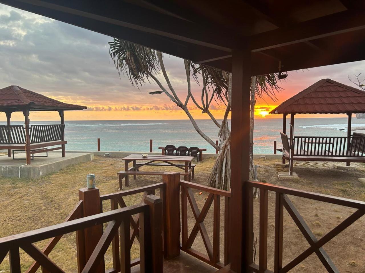 Mama Nings Beach Hotel Sekongkang Eksteriør billede