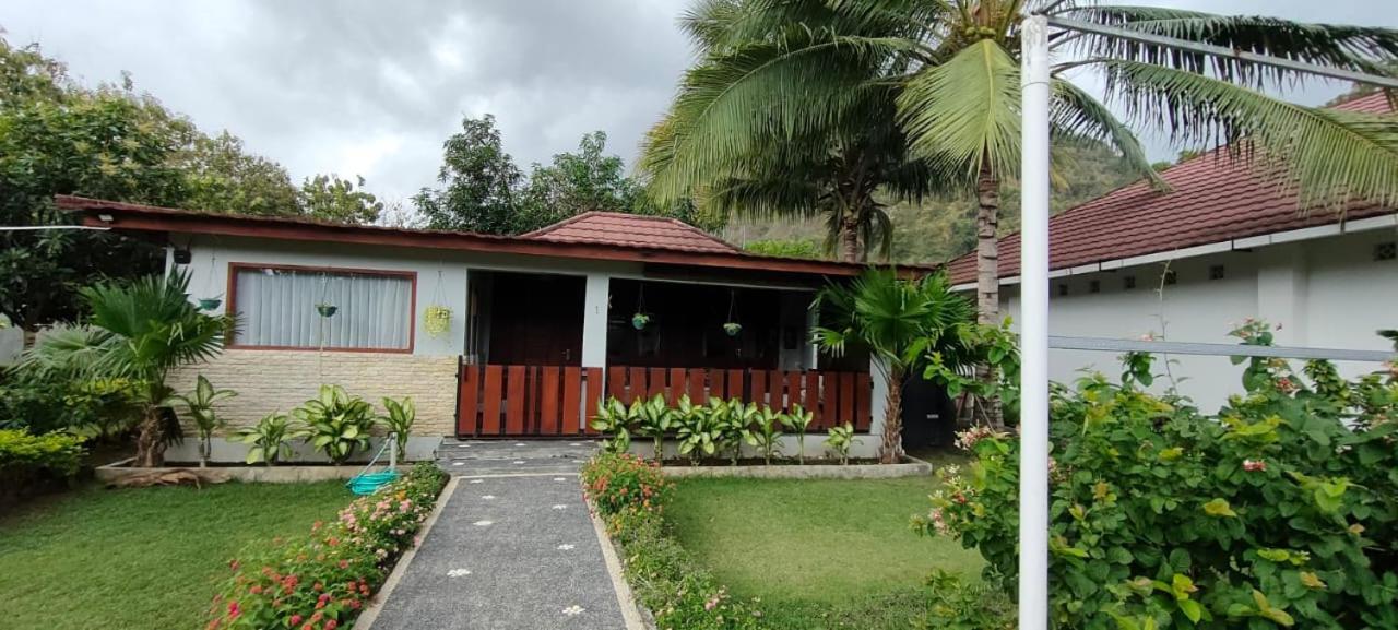 Mama Nings Beach Hotel Sekongkang Eksteriør billede