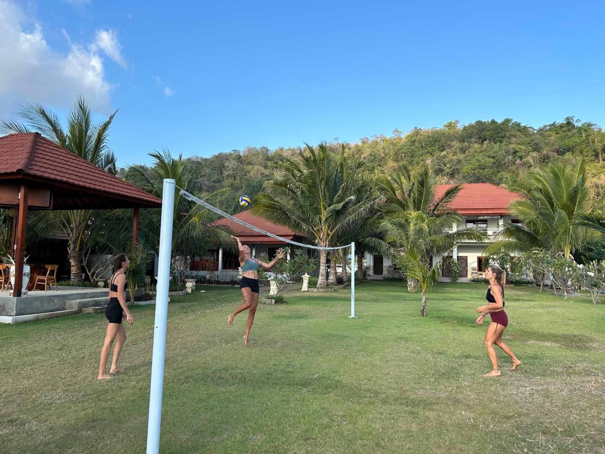 Mama Nings Beach Hotel Sekongkang Eksteriør billede
