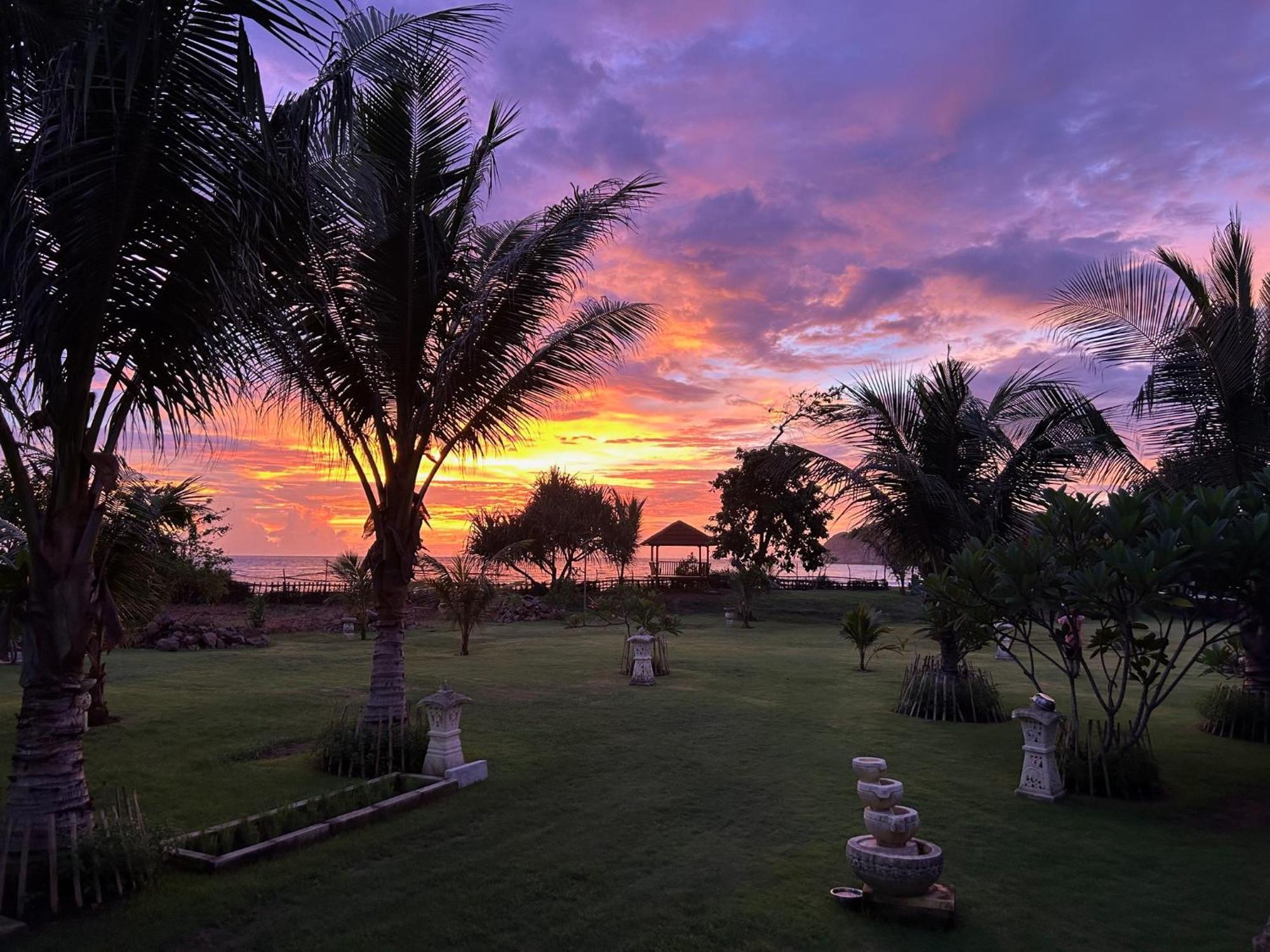 Mama Nings Beach Hotel Sekongkang Eksteriør billede