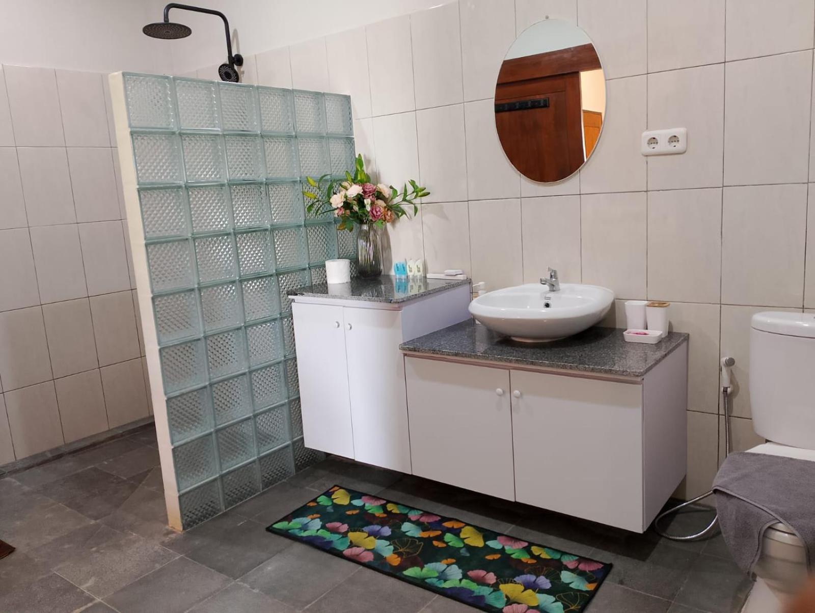 Mama Nings Beach Hotel Sekongkang Eksteriør billede