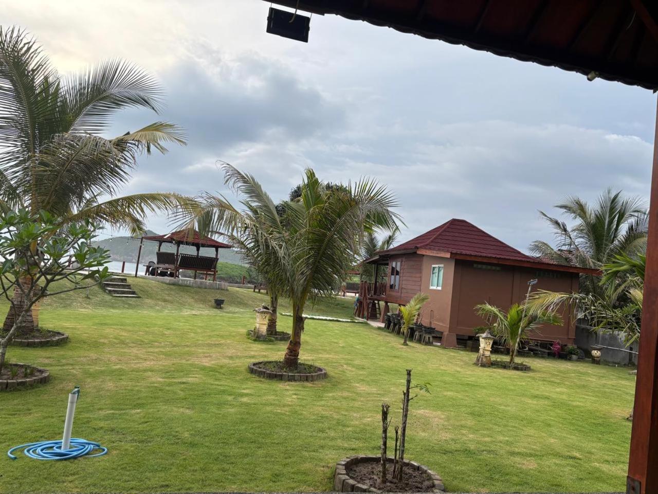 Mama Nings Beach Hotel Sekongkang Eksteriør billede