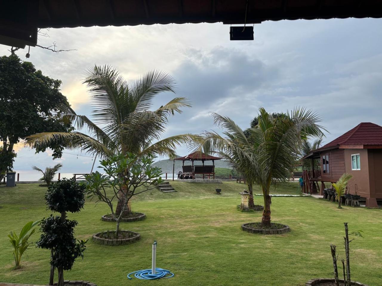 Mama Nings Beach Hotel Sekongkang Eksteriør billede